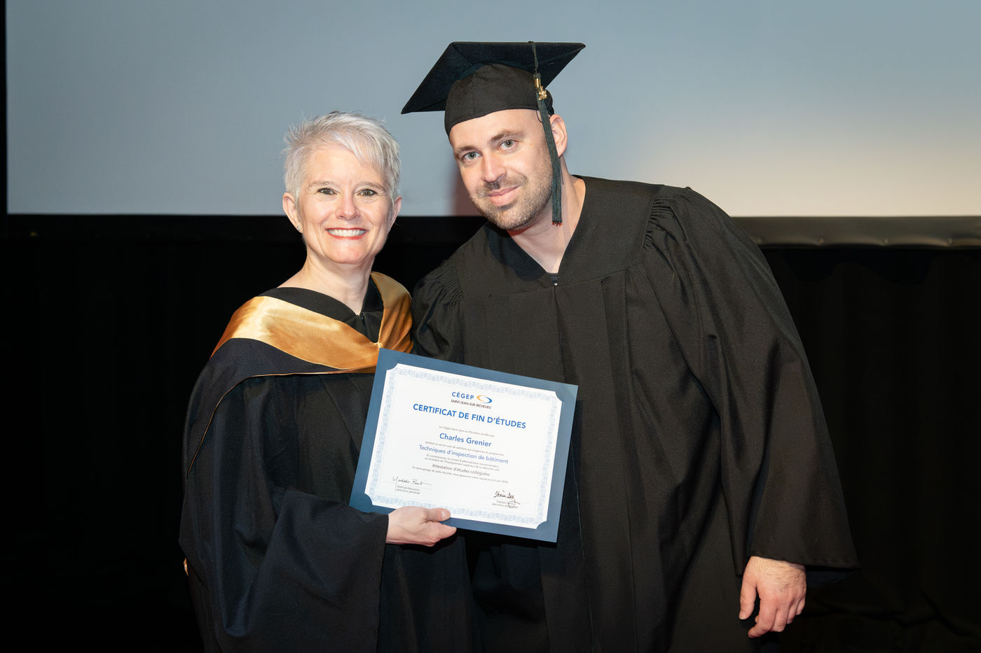 Charles Grenier, inspecteur en bâtiment, lors de la remise de son diplôme en inspection de bâtiment