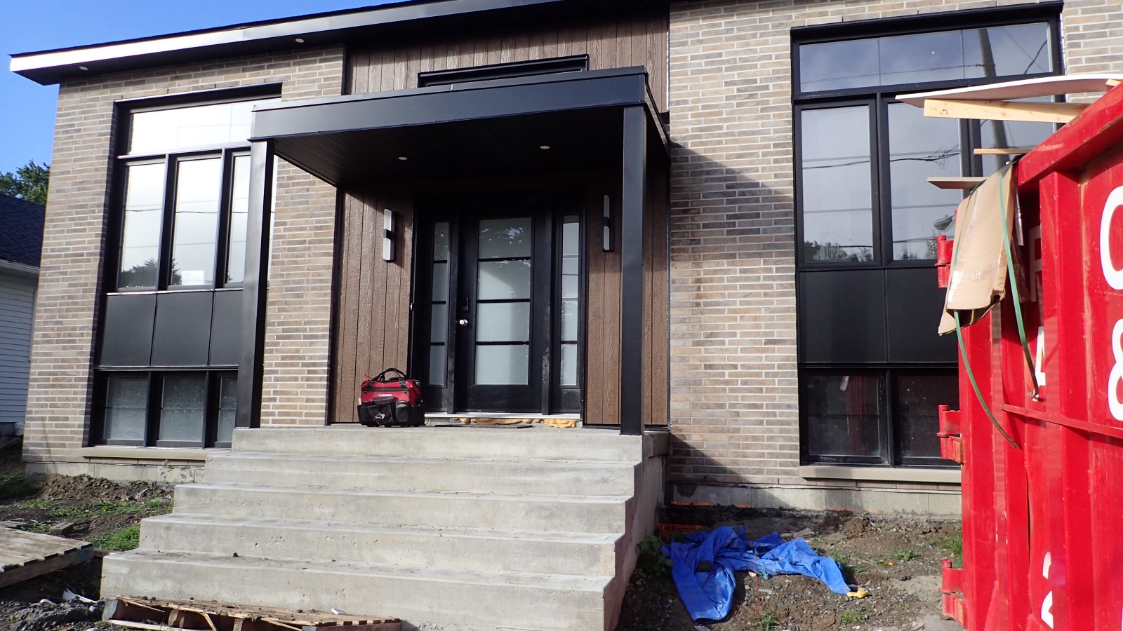 Façade d'une maison en brique documentée lors d'une inspection prévente